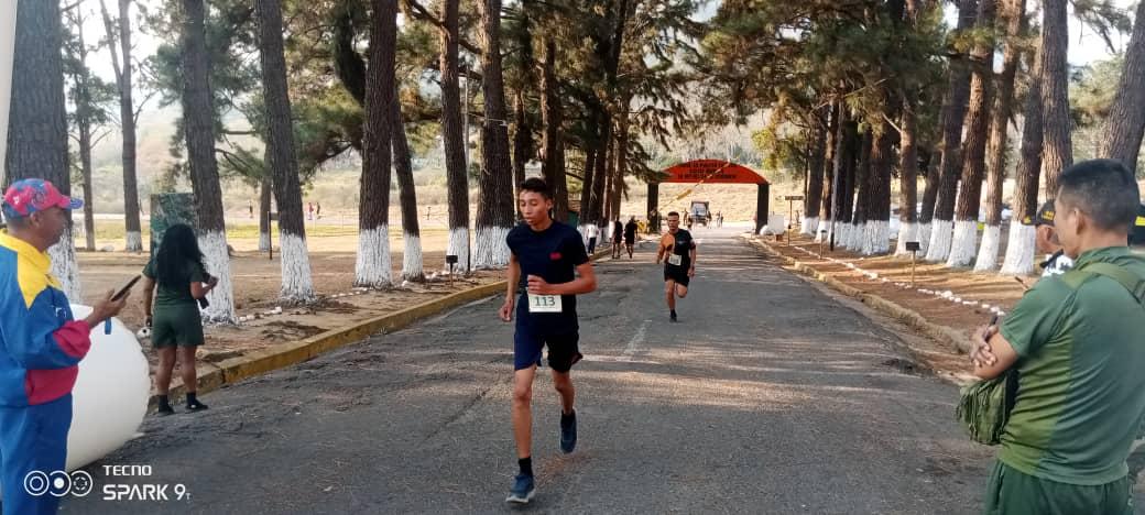 ejercito_ve's tweet photo. 🏃🏻‍♂️ #DeInterés || Se dio inicio a la carrera 10K de la competencia de Combatiente Entrenado y Reto a la Resistencia 2024, en el marco del 203° aniversario de la Batalla de Carabobo y Día del Ejército Bolivariano, ¡Sólo Unidos Venceremos!
#PresenteYFuturoDePaz #24Marzo https://t.co/vVZk4VmUsJ