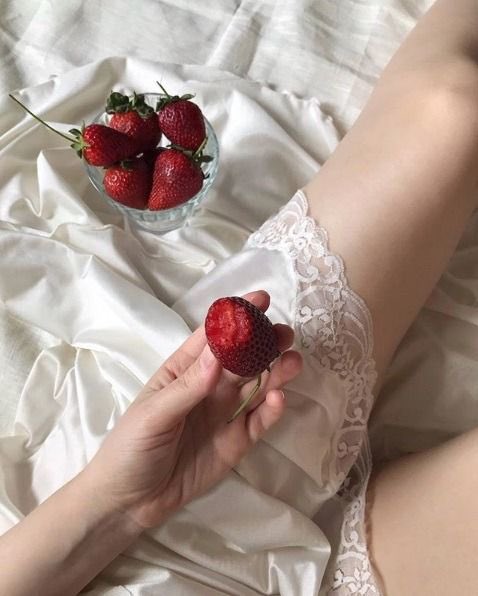noomliq's tweet photo. ,        strawberry 🍓 https://t.co/RzXAPqZGYu