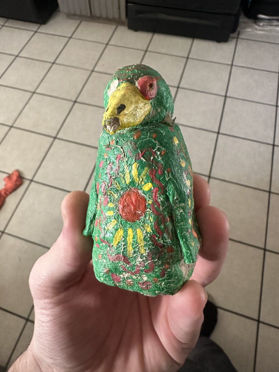 gbpluto_'s tweet image. In 3rd grade art class I made an opium bird trying to make a penguin 💀