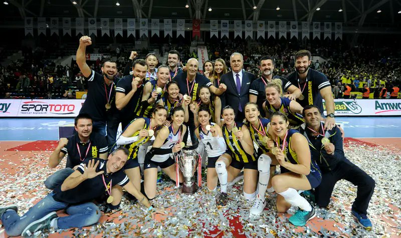OZYFENERBAHCE's tweet photo. 4 Türkiye kupası geçen 14 yıl değişen jenerasyon fotoğraflarda değişmeyen tek kişi Eda Erdem 🫡 https://t.co/LRkYgI4zrz