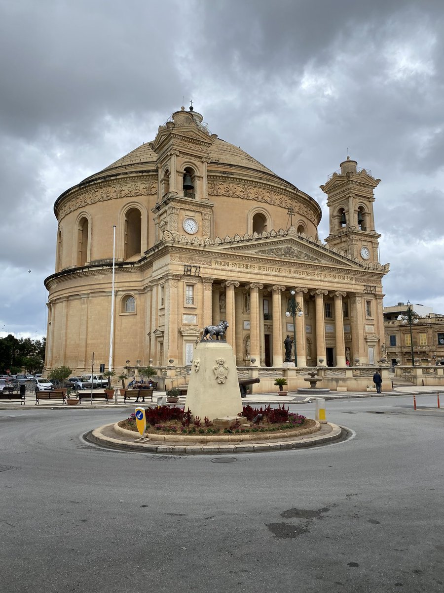 sambanphoto's tweet photo. @DailyPicTheme2 Mosta Dome, Malta 🇲🇹 
If you zoom in, the dome is a different colour in one area. During World War 2 a German bomb pierced the dome but failed to explode.

#DailyPictureTheme #DomedCeiling https://t.co/AmEsnY5f7i