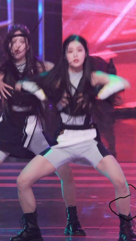 SonJiwooBr's tweet image. [#INFO] SERÁ QUE VEM AI? Uma das novas integrantes do TripleS tem a mesma mancha na perna que Jiwoo, além de suas escritas serem muito parecidas. O que acham?

#RUNEXT #알유넥스트 #지우 #JIWOO