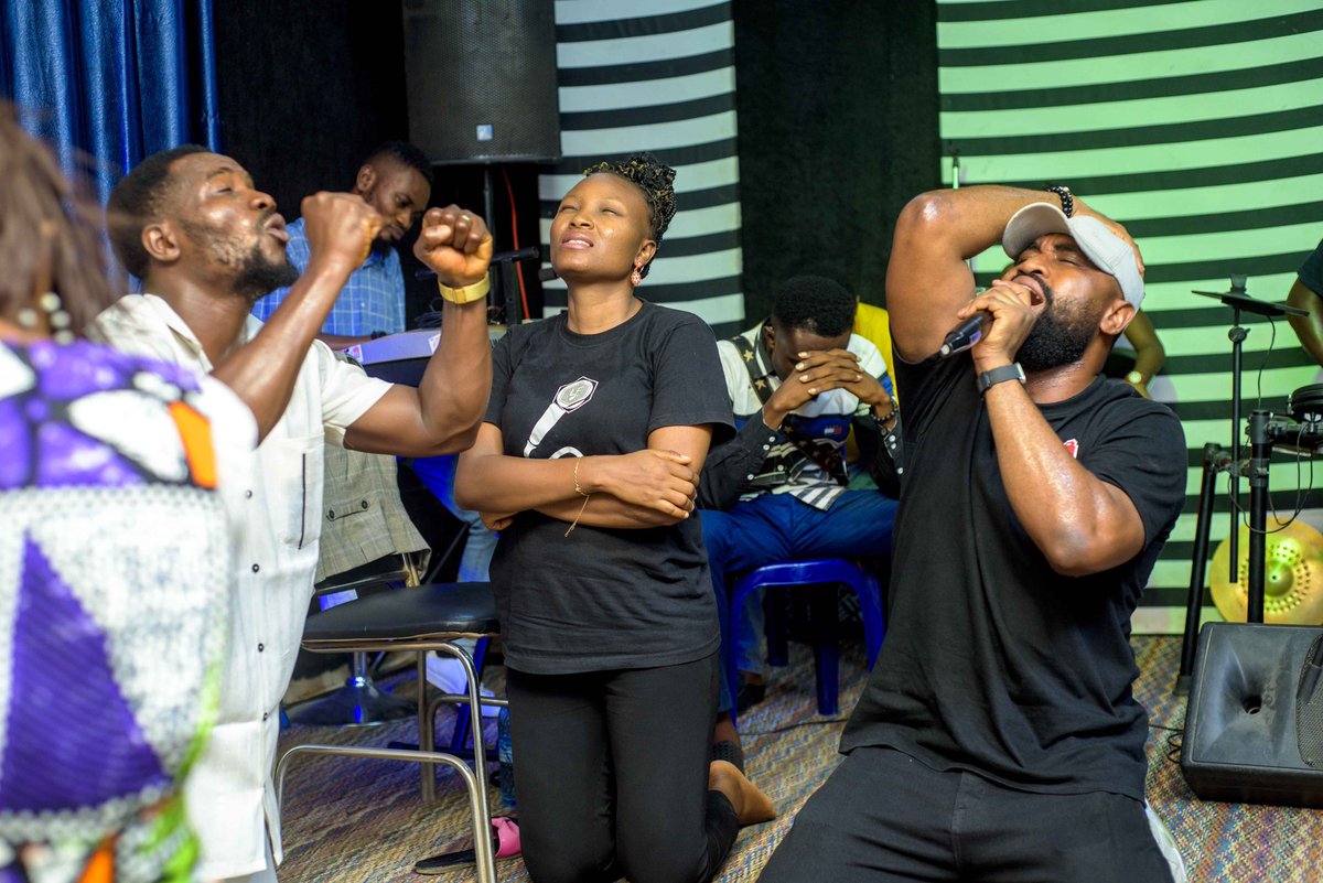 lizzy_folorunso's tweet image. We find space for what we treasure 
We find time for what we want
We choose our priorities
Jesus ,Your our Number 1
Last thursdsy was 🔥🔥🔥🔥
We gather again Thursday,18th of April
Photo credit @JideJnr
#addictedroom #worshippers #worshipcommunity #lizzyfolorunso