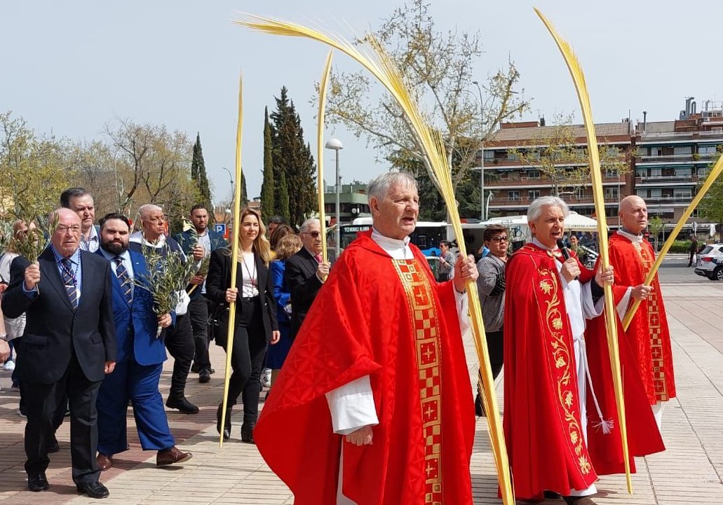 CiudadLinealVox's tweet photo. ✅Nuestro Portavoz Adjunto @OrodisiSevilla ha participado en la procesión de la Parroquia de la Concepción de #CiudadLineal con motivo del Domingo de Ramos y posterior misa.

Respaldaremos siempre nuestras tradiciones cristianas 

#CuidaTusTradiciones 
#SoloQuedaVox #SemanaSanta https://t.co/C3jqcm3Kpy