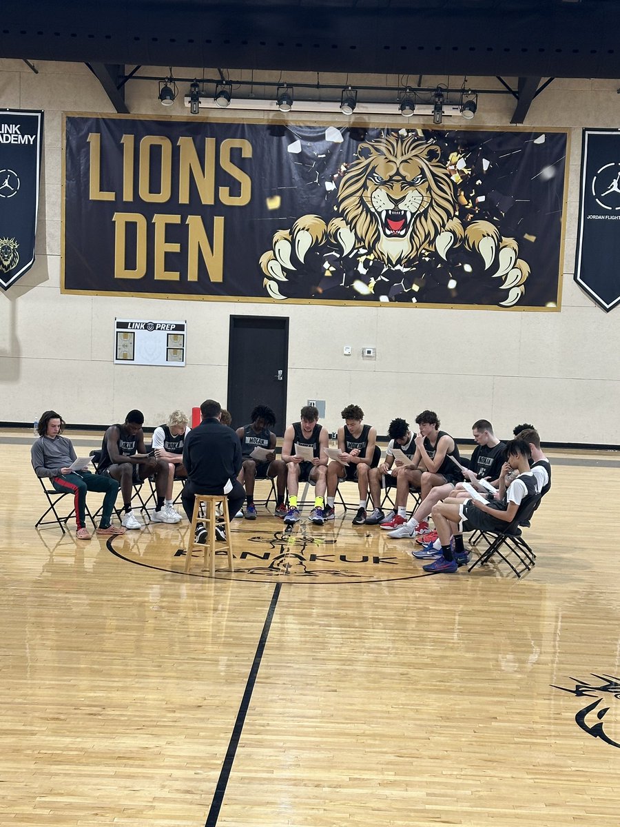 This is how you build a team….teach them, coach them, and build them up to work together. 1st practice weekend at LINK and couldn’t be more excited to watch this team this summer! Total God wink this weekend 😉 🙏#MOKANbasketball #EYCL #Nike #toughness @MokanBasketball