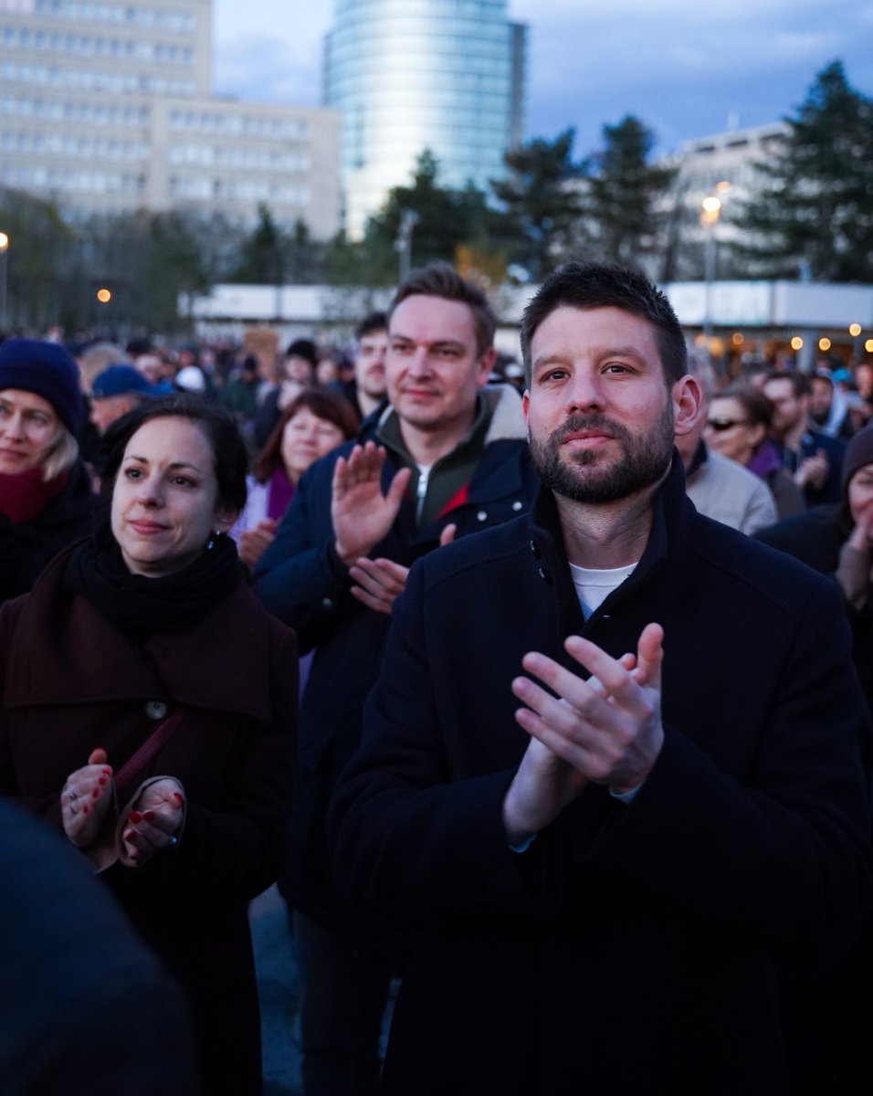 🇸🇰 Opäť plné námestie s Ivanom Korčokom. Máme nádej. A musíme zabojovať. Státisíce ľudí ukázali, že si prajú nezávislého prezidenta, nie niekoho, kto bude večne poslúchať Roberta Fica.