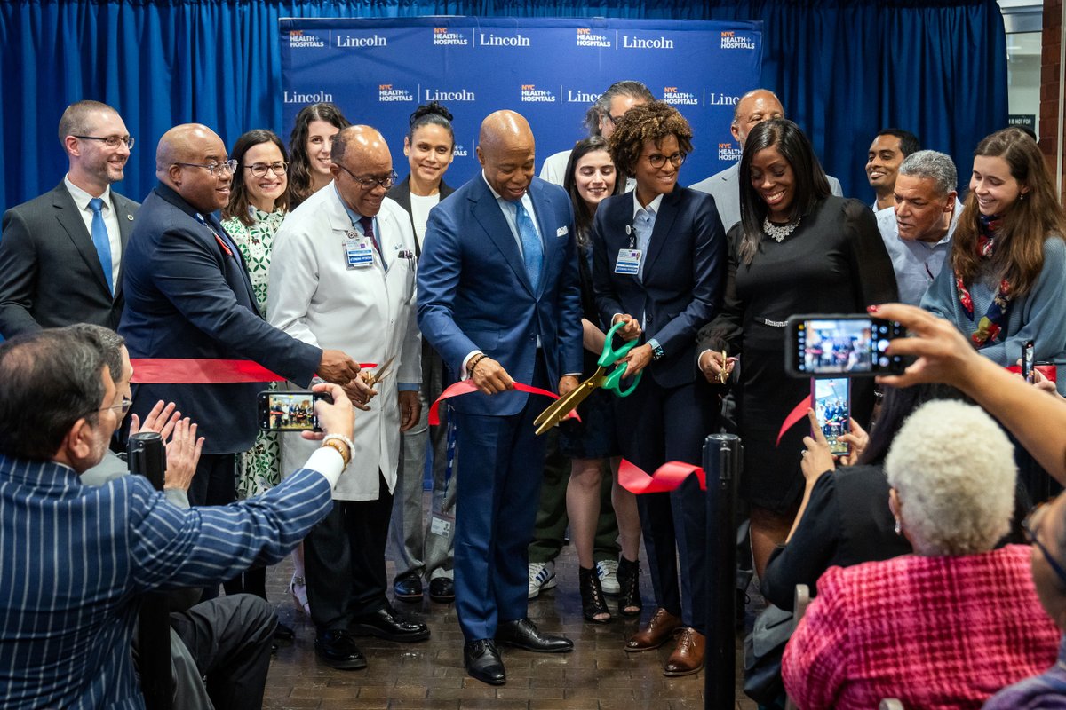 Good news! @NYCHealthSystem's Lifestyle Medicine Program has launched a new location in the #SouthBronx! The program provides patients with the tools to make healthy lifestyle changes, including access to plant-based diet resources & Health Bucks coupons: on.nyc.gov/4cE7fr4
