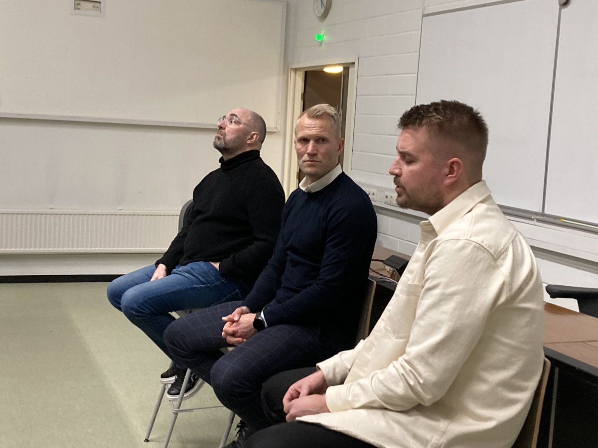 Eilinen Jalkapallovalmentajat ry:n koulutustilaisuus keräsi paikalle yli 50 lasten ja nuorten valmennuksesta kiinnostunutta valmentajaa. Kiitos erittäin asiantuntevista esityksistä <a href="/ErkkaVLehtola/">Erkka V. Lehtola</a> <a href="/JoniReijo/">Joni Reijo</a> #janneukkonen <a href="/JykaAhola/">Jyrki Ahola</a> <a href="/TuoppiG/">Tuomas Rantanen</a> 1/2