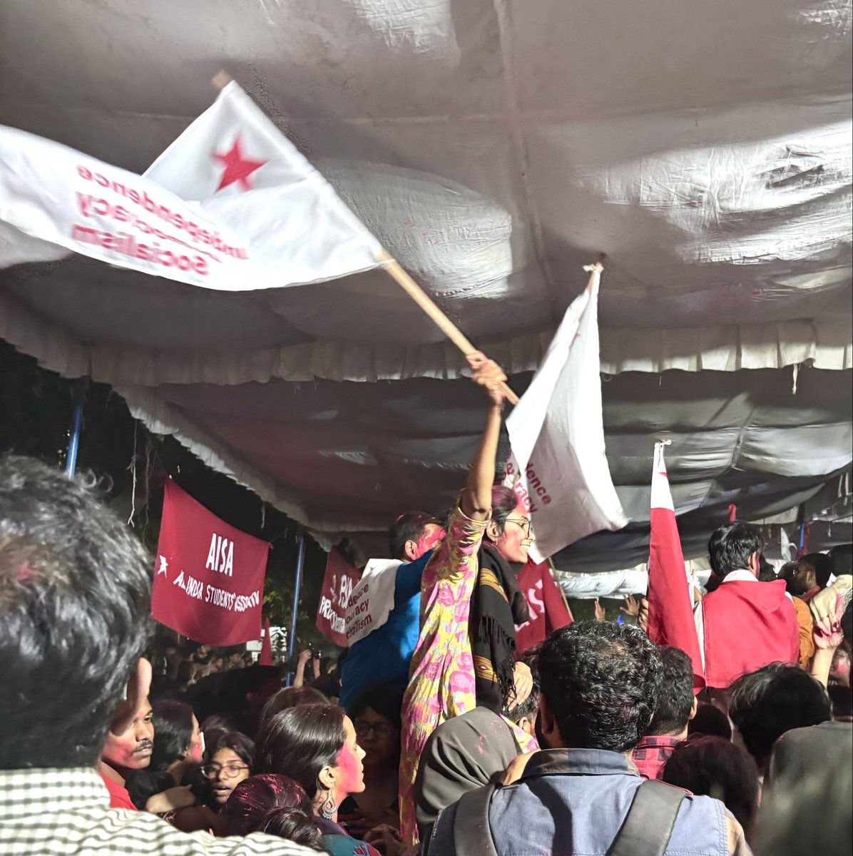 The Left sweeps JNU students union. The saffron establishment may slander, discredit, denounce the finest university in the country but it remains the reddest fort in Delhi. Ex-JNUSU president @aishe_ghosh leads the victory procession