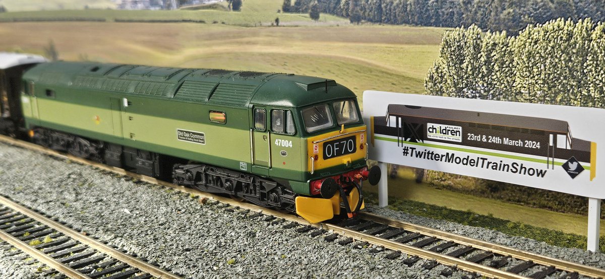 HillsideJct's tweet image. 47004 &apos;Old Oak Common&apos; &amp;amp; 37209 &apos;Phantom&apos; on railtours #TMRGUK #TMRGUSA #TwitterModelTrainShow  
Please donate justgiving.com/page/twittermo…
