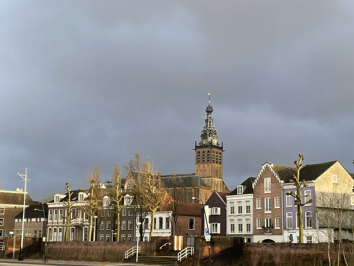 Mooie donkere wolken boven Nijmegen @BuienRadarNL @KNMI_weer @Weerplaza @weeronline