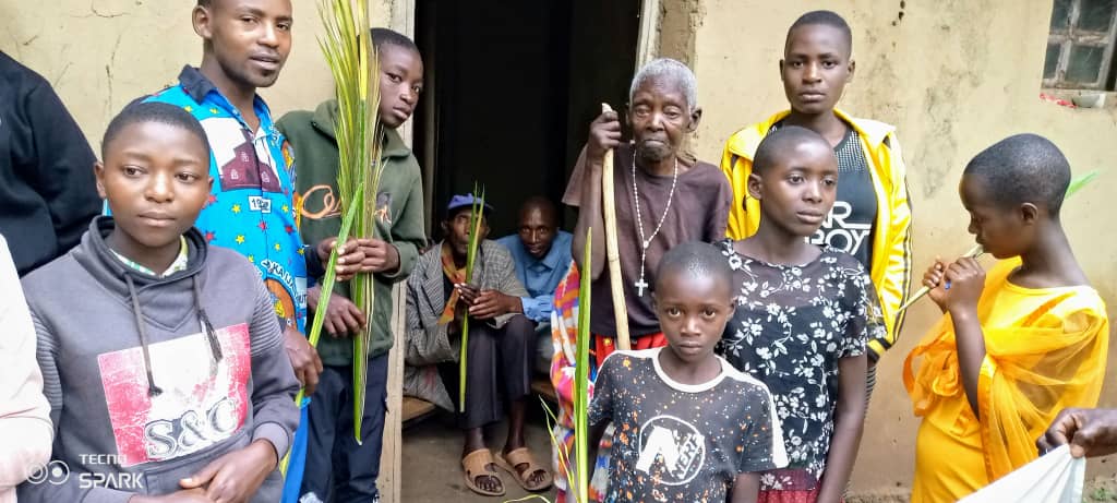 SantEgidioBdi's tweet photo. @santegidionews a célébré la fête des rameaux dans plusieurs coins du #Burundi avec ses amis pauvres. #Rukeco Ngozi , les amis de #Santegidio ont rendu visite aux pauvres pour leur offrir des rameaux en signe d'amitié et de proximité https://t.co/0gprjq7xer