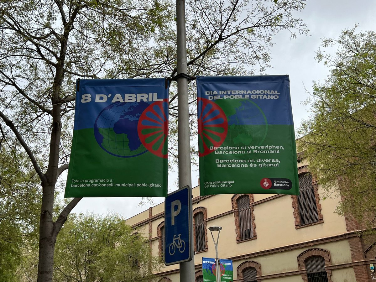 Ja són presents a la ciutat de Barcelona els cartells d’anunci del dia 8 d’abril, Diada Internacional del Poble Gitano.