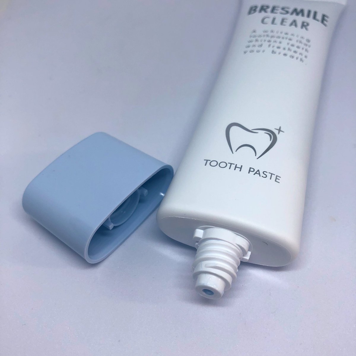 oteoteiotei2's tweet image. #ブレスマイルクリア
#使用レビュー

口臭・ホワイトニングケアを叶える、7種の有効成分が配合された薬用歯みがき粉です。
中身はキャップと同じブルーの色味で味はしっかりめのミント感があって好みでした。
シンプルでスリムなチューブ容器です。

#pr