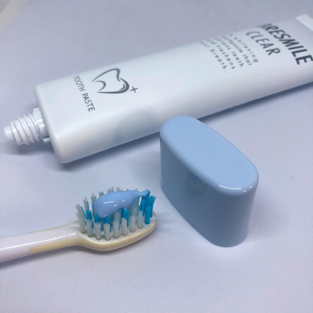 oteoteiotei2's tweet image. #ブレスマイルクリア
#使用レビュー

口臭・ホワイトニングケアを叶える、7種の有効成分が配合された薬用歯みがき粉です。
中身はキャップと同じブルーの色味で味はしっかりめのミント感があって好みでした。
シンプルでスリムなチューブ容器です。

#pr