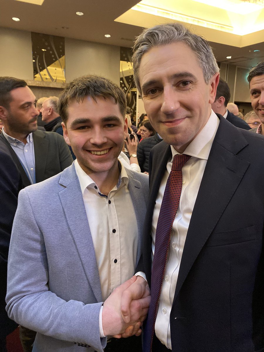 The new Leader of Fine Gael and soon to be Taoiseach @SimonHarrisTD Let’s get back to basics with a direction focused on: 🔹Making work pay 🔹Law and Order 🔹Standing by and supporting farmers 🔹A firm immigration policy 🔹A planning system fit for purpose Best of luck Simon🇮🇪
