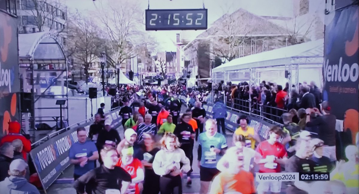 AadLips's tweet photo. Vanaf de hometrainer genoten van de geweldig sfeervolle #Venloop op tv.

Wederom grandioos in beeld gebracht door de professionals van @omroepvenlo. Die zelfs ‘n helikopter hadden ingezet.

Diepe buiging. Voor de organisatie, de omroep en uiteraard voor alle lopers. https://t.co/hLWftwwnWv
