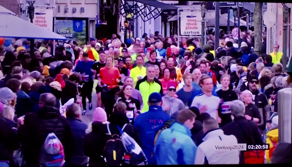 AadLips's tweet photo. Vanaf de hometrainer genoten van de geweldig sfeervolle #Venloop op tv.

Wederom grandioos in beeld gebracht door de professionals van @omroepvenlo. Die zelfs ‘n helikopter hadden ingezet.

Diepe buiging. Voor de organisatie, de omroep en uiteraard voor alle lopers. https://t.co/hLWftwwnWv