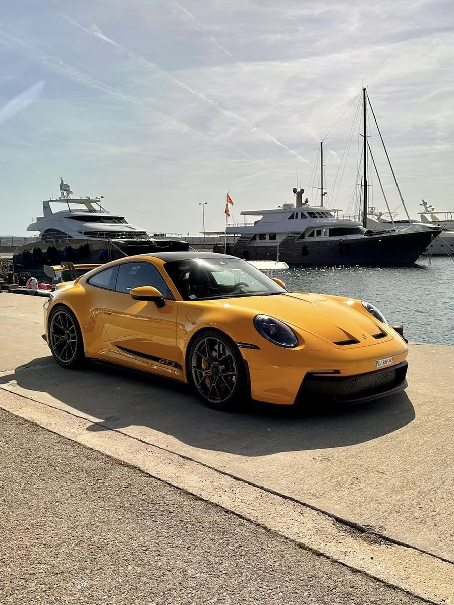 Sexy Signal yellow 992 GT3 at the cost  of Spain 💛 #porsche #911GT3 #992GT3 #signalyellow