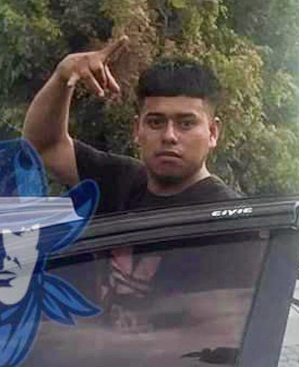 visegrad24's tweet photo. An MS-13 gang member flashed his gang sign at other drivers in El Salvador.

They called the police, which caught him  2 hours later

He is now facing 20+ years in prison

President @nayibbukele has introduced a no tolerance policy for gang crime, almost eradicating homicides

🇸🇻 https://t.co/WkaIDFbBe9