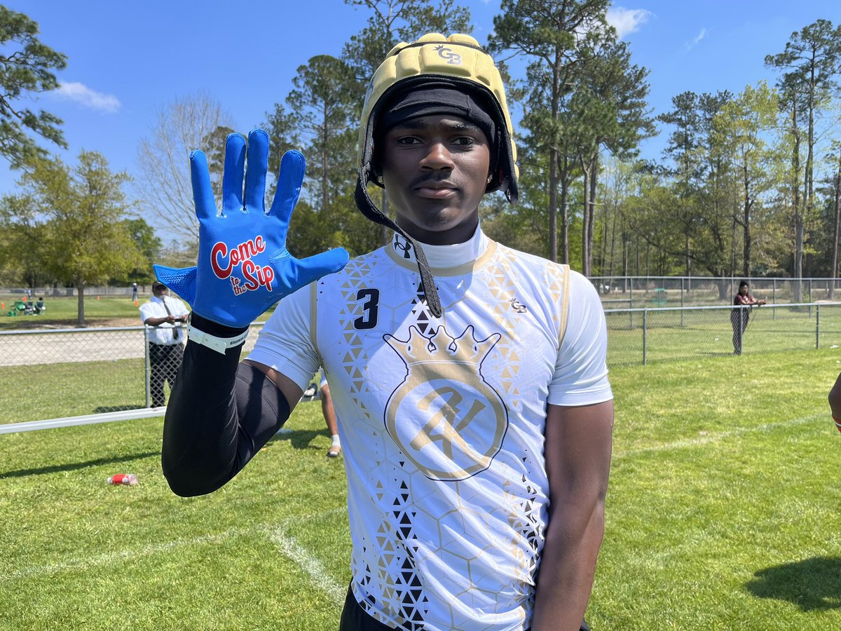 Four ⭐️ WR Dillon Alfred is at Pylon #7v7 sporting #OleMiss gloves this weekend Alfred a #Rivals250 prospect says that he’s giving the Rebels a serious look & plans to take a visit soon. @RebelGrove n.rivals.com/content/athlet…