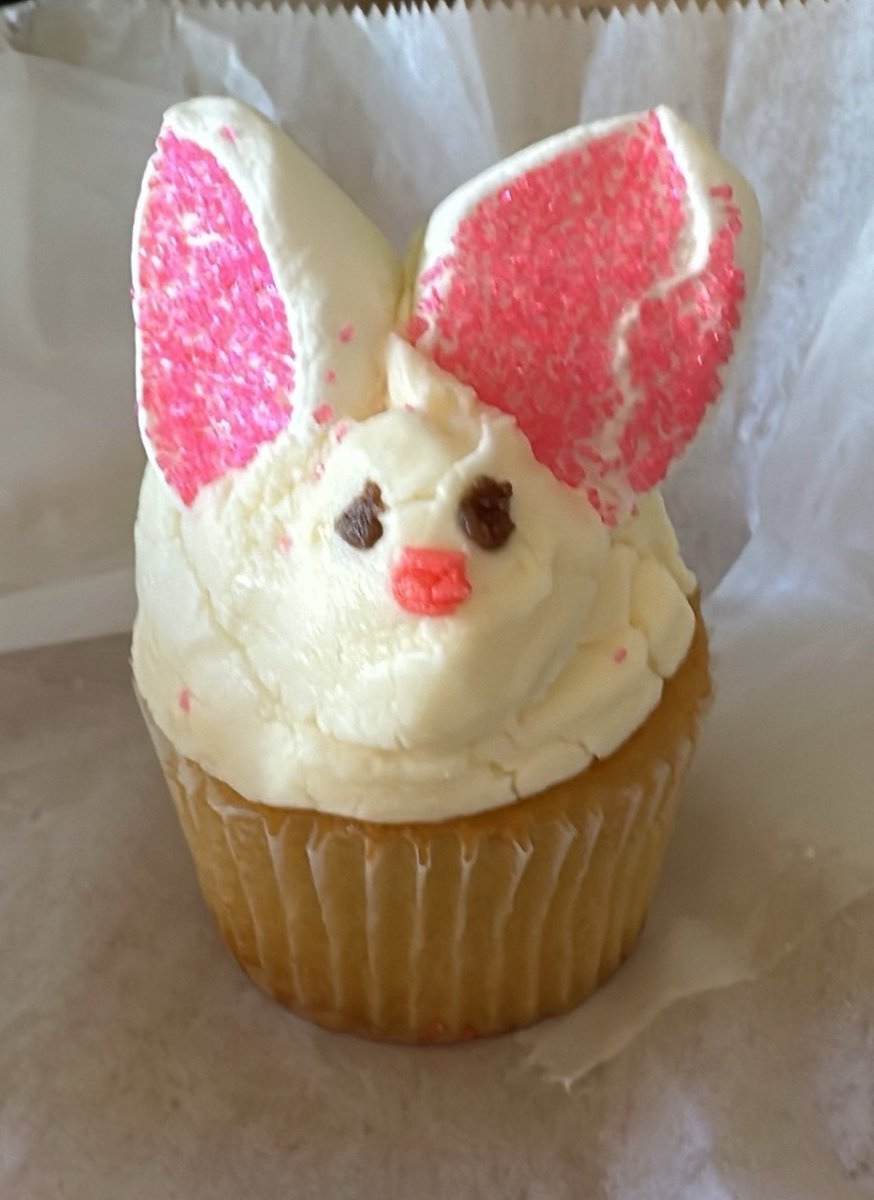 Just had the best cupcake ⁦<a href="/BestbunsB/">bestbuns_bakery</a>⁩ #easter #cupcakes #kids