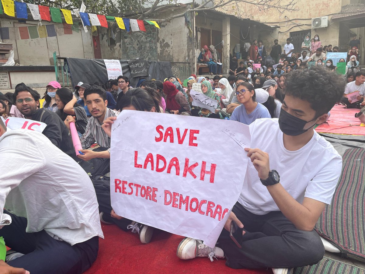 Oskit8's tweet image. In solidarity with ka @Wangchuk66 

 #CLIMATEFAST #SaveLadakh #6shcheduleforladakh #statehoodforladakh