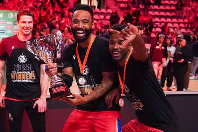bddenbosch's tweet photo. Almere is even van Den Bosch op een gedenkwaardige basketbalmiddag, Heroes wint de beker na sensationele inhaalrace https://t.co/M15K7Uid7N https://t.co/rrmIJDDBjG