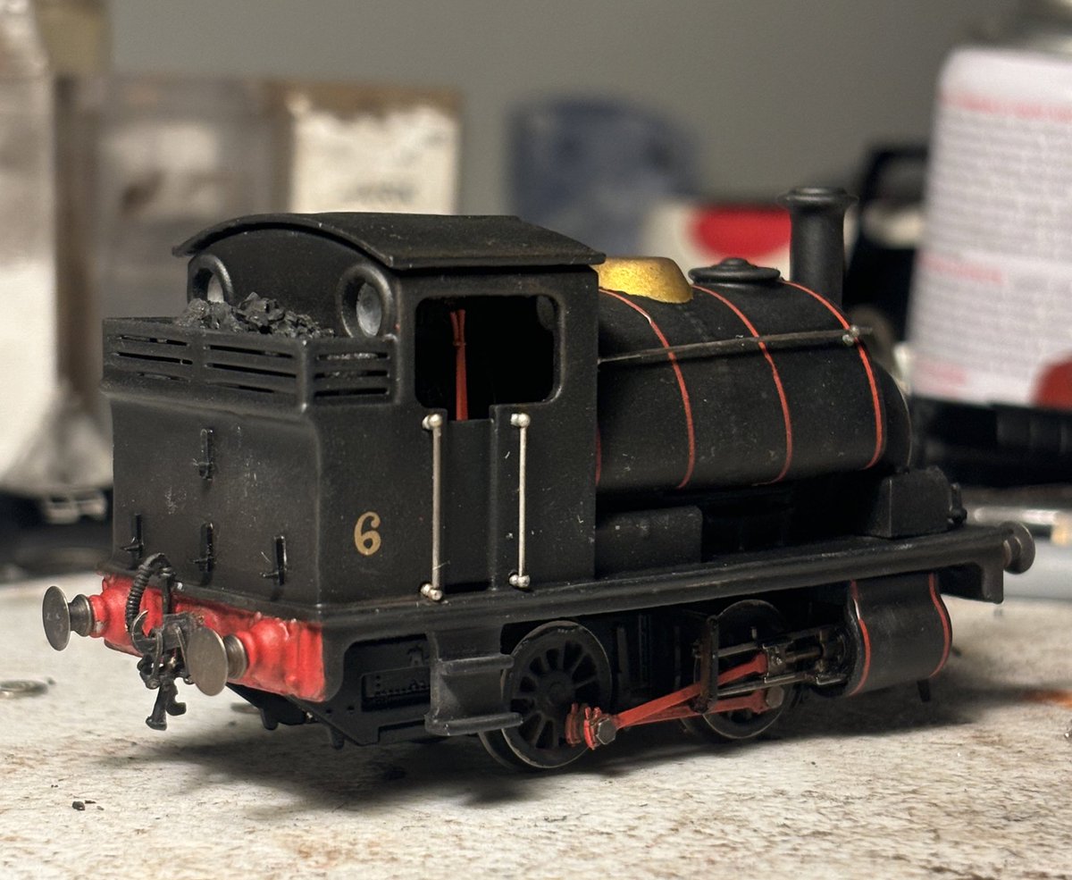 “Wdym you can’t paint me green?!?😡”

A frankly unexpected model that I didn’t think I’d be doing until recently; This is my idea of a RWS Percy model in a simplified “lined” br black.

Explanation and progress below👇