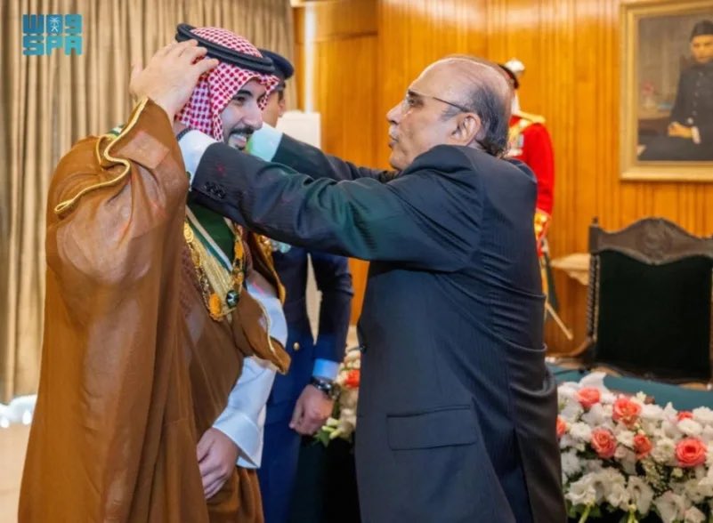 في خبر جديد للحلف الوثيق لأقوى الدول الاسلامية 🇸🇦🇵🇰 —

⁃قلد 🇵🇰 الرئيس الباكستاني آصف علي زرداري، أعلى وسام مدني في البلاد، وسام نيشان باكستان، لوزير الدفاع السعودي 🇸🇦الأمير خالد بن سلمان أمس. تُمنح هذه الوسام "لأولئك الذين قدموا خدمات على أعلى مستوى" للمصلحة الوطنية لباكستان.