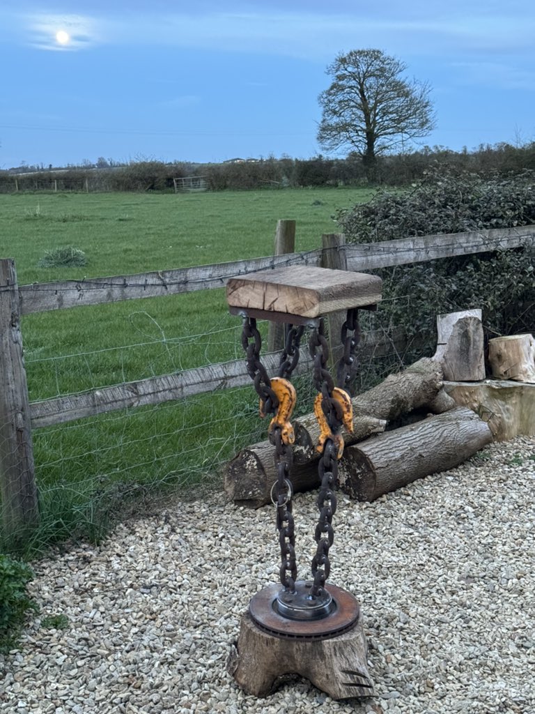 BigBearF1's tweet image. When your mate turns up unexpectedly and has made me a table out of an old recovery chain. Absolutely bloody blown away. 😍😍😍😍😍 #LoveThis. 🙏🏻