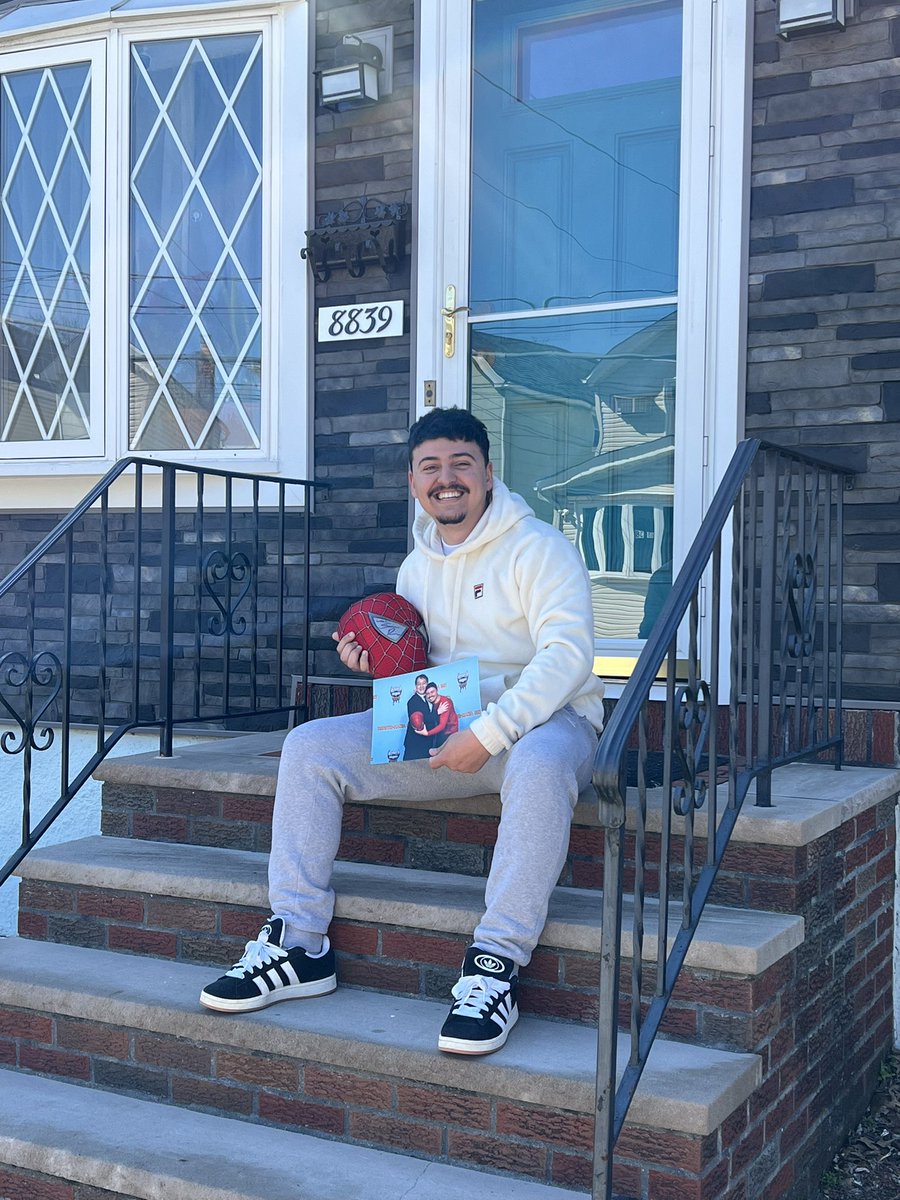 Luskasz_'s tweet photo. Yes, I'm in front of Peter Parker's house from Sam Raimi's trilogy 🥹

#MakeSpiderMan4 https://t.co/tdhLSRBxL2