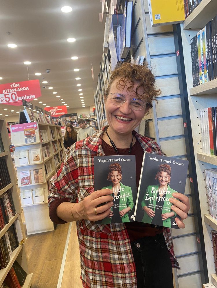 Canımın içi, 40 yıllık dostumun binbir emekle hazırladığı kitabı okuyucuları ile buluşmaya hazır @diyetisyenyesim ellerine , güzel gönlüne sağlık. Şifa dağıtan bilgilerinle daha nice kalplere dokunacaksın kim bilir ? Seninle gurur duyuyorum 💜🍀💜 #YeşimTemelÖzcan