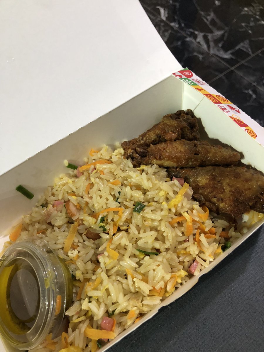 JClassy3's tweet photo. @pizzamanghana what is this. How can I spend 70 cedis on a meal and get this. Ah. Am very disappointed https://t.co/Y2BXIfH3ij