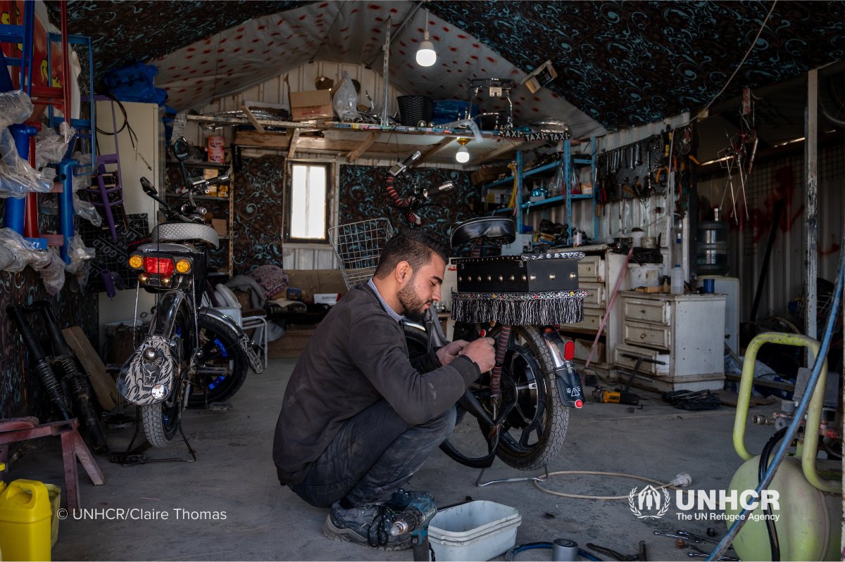 Un mécanicien moto dévoué dans le camp d'Azraq, Jordanie ! 🚲 À chaque tour de clé à molette, les artisans #réfugiés ne se contentent pas de faire tourner les roues des cylindrées de la région, ils en font aussi un moyen de subsistance vital pour aider leurs communautés. 🛠️