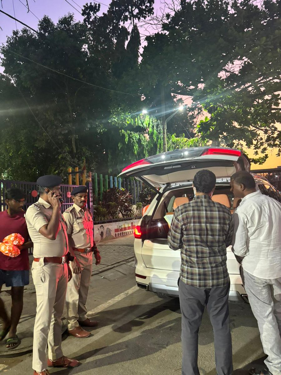 madivalaps's tweet image. Election related sst check post in madiwala limits. today we have checked more than 200 vehicles...