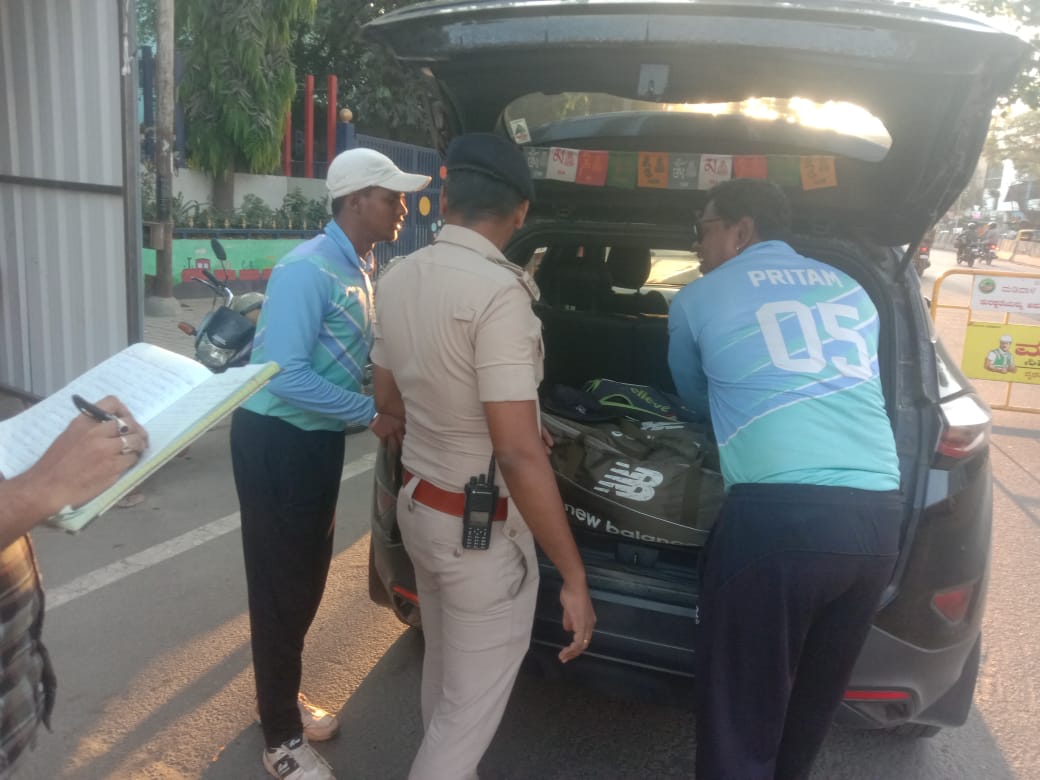 madivalaps's tweet image. Election related sst check post in madiwala limits. today we have checked more than 200 vehicles...