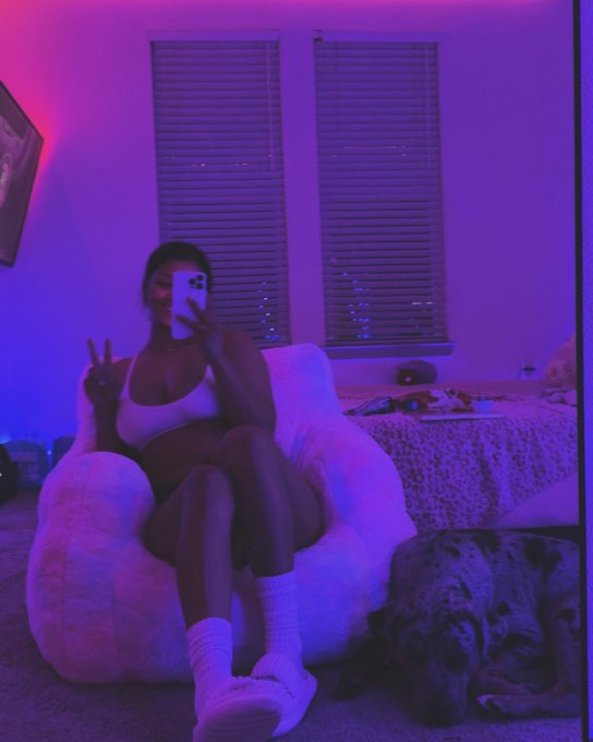 LOVEEEE my new lil chair😻🥰💕🔥 https://t.co/3XsvSopg4M