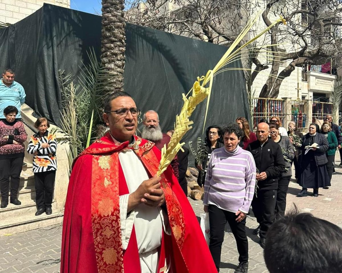 The Catholic community in Gaza continues to show the world an incredible testimony of faith. Today, despite the war and its dangers, the Holy Family Parish celebrated Palm Sunday in the most solemn way. May their courage be an example to everyone. A blessed Holy Week to us all.