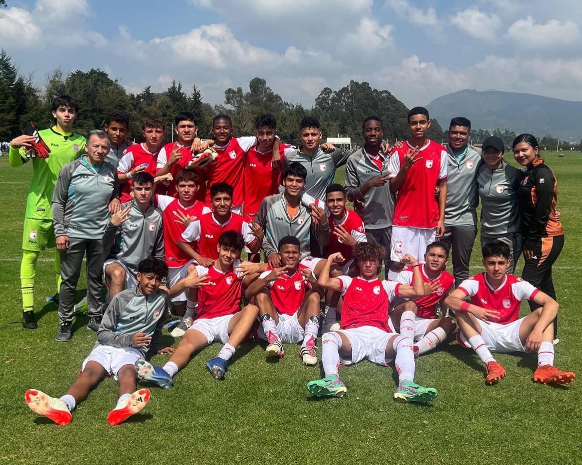 📌 De tal palo, tal astilla - El hijo de Hugo Rodallega (Hugín), juega en la Sub-15 con Santa Fe🇲🇨. Ganaron el clásico capitalino 3️⃣-0️⃣ Hijo de goleador⚽️ sale pintado 🦁🔴 📸: Santa Fe Divisiones Menores - Instagram