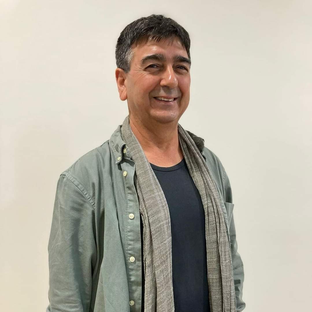 ¡Qué dolor más grande! Manolo. Cuántos momentos especiales nos has dejado a todos en Chiclana. Que amor tan grande has expresado siempre. Implicado en todas las actividades culturales, siendo un gran embajador de Chiclana allá donde ibas. Te queremos muchísimo. DEP amigo.