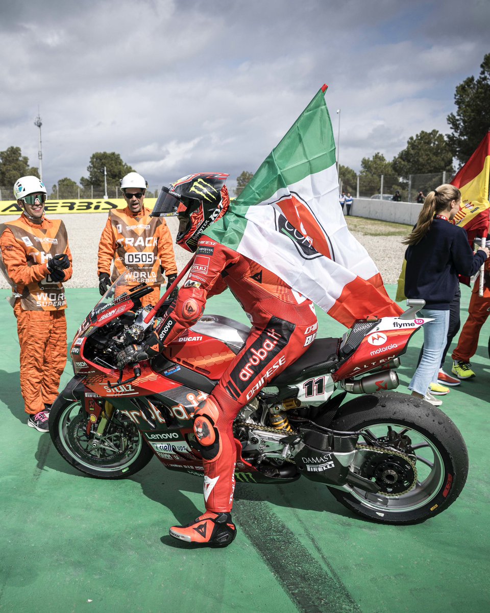 1-2 for the @ArubaRacing team in Race 2 of the #CatalanWorldSBK round! 🤩 @19Bautista is back to winning ways ahead of teammate @nbulega! 😎 #ForzaDucati