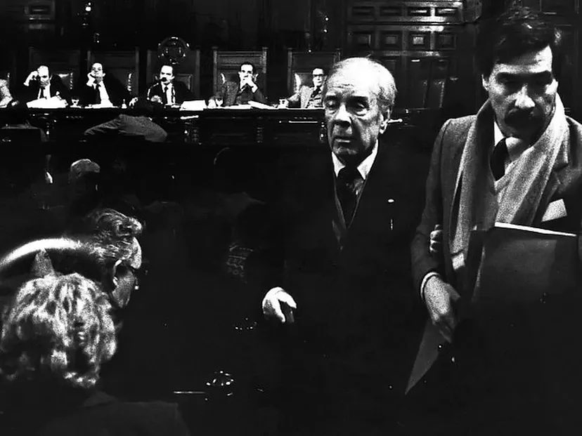 agustincampero's tweet photo. “no juzgar y no condenar el crimen sería fomentar la impunidad y convertirse, de algún modo, en su cómplice”
Jorge Luis Borges, luego de presenciar una jornada del juicio a las juntas. https://t.co/D07UHAHJEf
