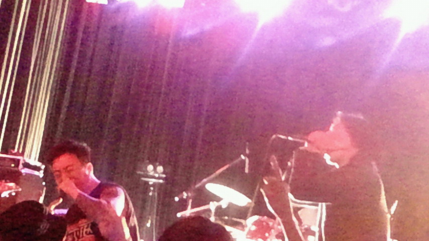 トリを務めた韓国のREMNANTS OF THE FALLENは、慟哭の旋律と壮絶極まる暴走が双方加減無しに詰め込まれた、メロデスやメタルコアのファンが随喜の涙を流すやつ。一昨日にはフィリピンで絶叫してた筈のPROMPTSのVoも参戦、更に熱量上昇。韓流ドラマやK-POPに入れ揚げる人々の気持ちに触れた気がした。