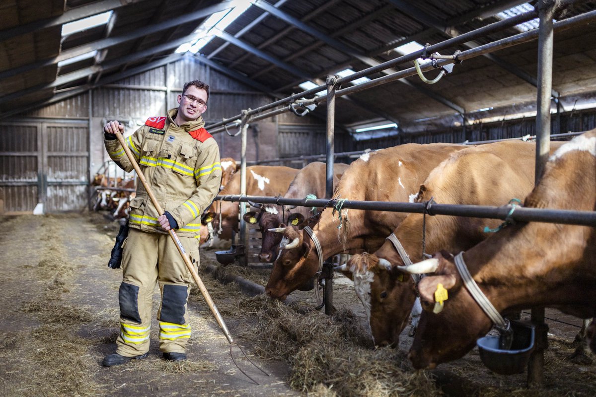‘Of ik altijd paraat ben? Ik ga altijd, er is altijd kans dat je een keer op de auto zit. Wel neem ik iets minder risico. Voor een reanimatie zou ik altijd gaan. Dan wachten die koeien maar even.’ - Dirk

Word brandweervrijwilliger, meld je nu aan via gabijdebrandweer.nl.