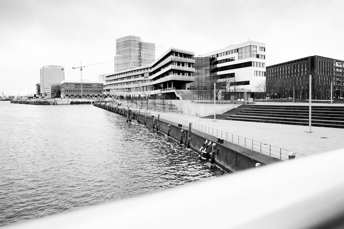 Zwei Stunden bei Wind und Wetter durch die Hafencity mit meiner Kamera spaziert gewesen. Das beste Mittel gegen das Gedankenkarussell. 📷 ❤️ Visit my portfolio at blende1.net #blackandwhite #photography #hamburg #fujifilm #xt5