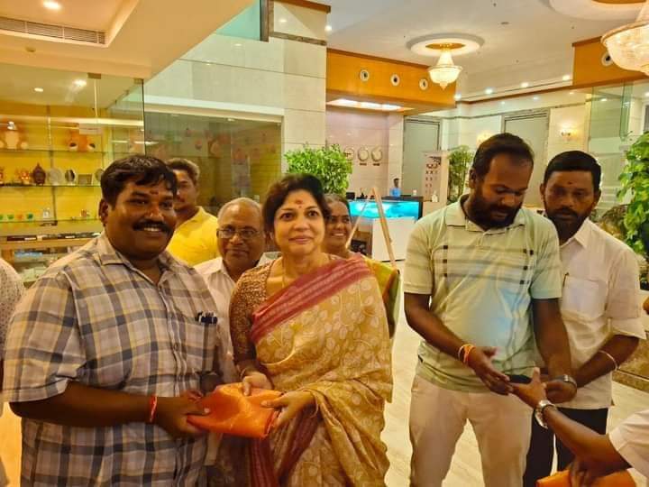 ArunPMK9's tweet photo. சேலத்தில் தலைவர் அண்ணன் அன்புமணி ராமதாஸ் அவர்களையும்,தருமபுரி நாடாளுமன்ற வெற்றி வேட்பாளர் அண்ணியார் சௌமியா அன்புமணி அவர்களையும் மாங்கனி வழங்கி வரவேற்றபோது .. https://t.co/6QtD4JRno3