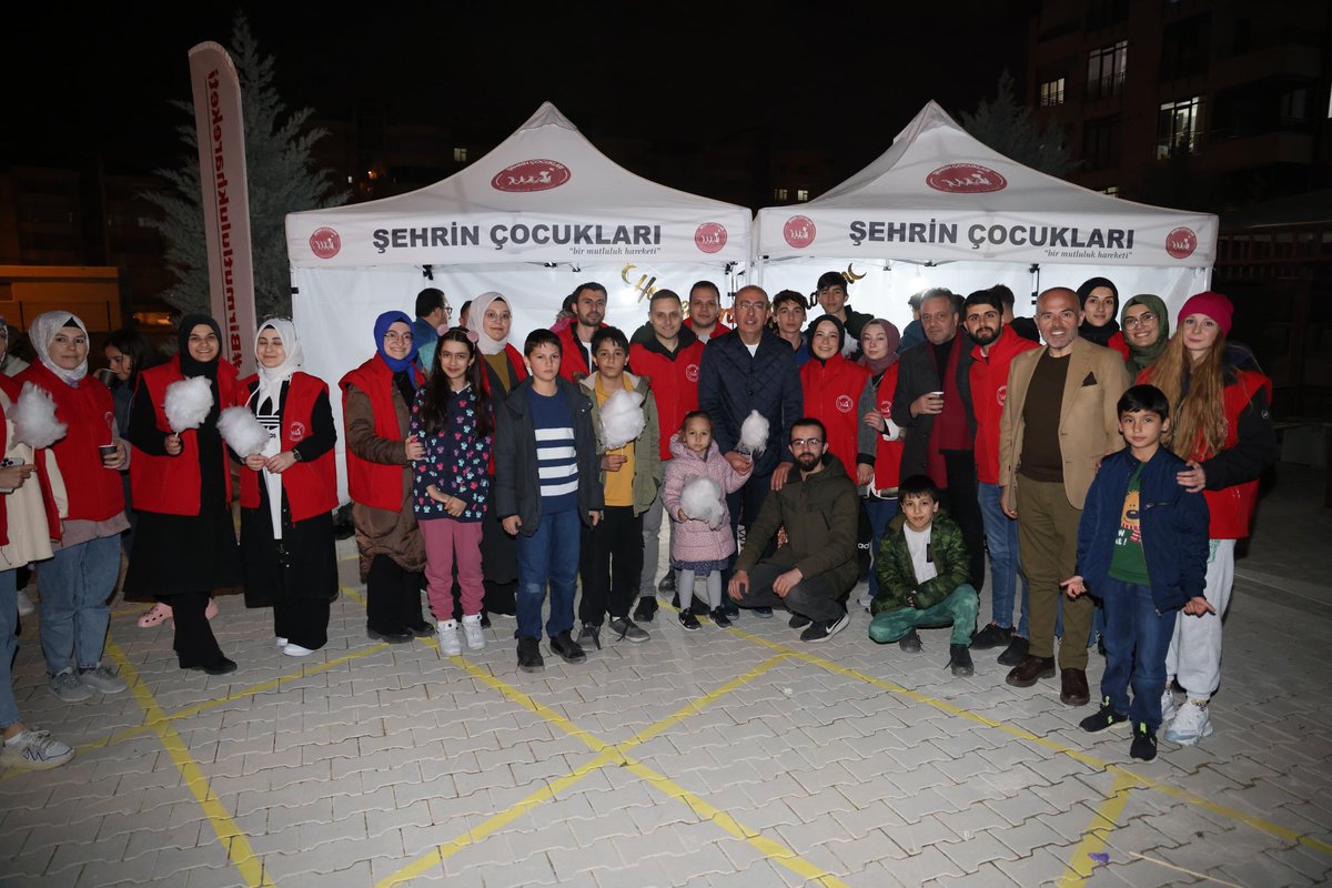 MustafaKavus's tweet photo. Teravih sonrası Büyükşehir Belediye Başkanımız @u_ibrahim_altay ve Meram İlçe Başkanımız @Dolular ile birlikte Uluğbey Mahallemizde hemşehrilerimizle bir araya geldik.

Ardından Şehrin Çocukları Derneği'nin organizasyonunda çocuklarımızın Ramazan sevincini paylaştık.

📍Uluğbey Mahalkesi 
Hz. Mevlana Camii