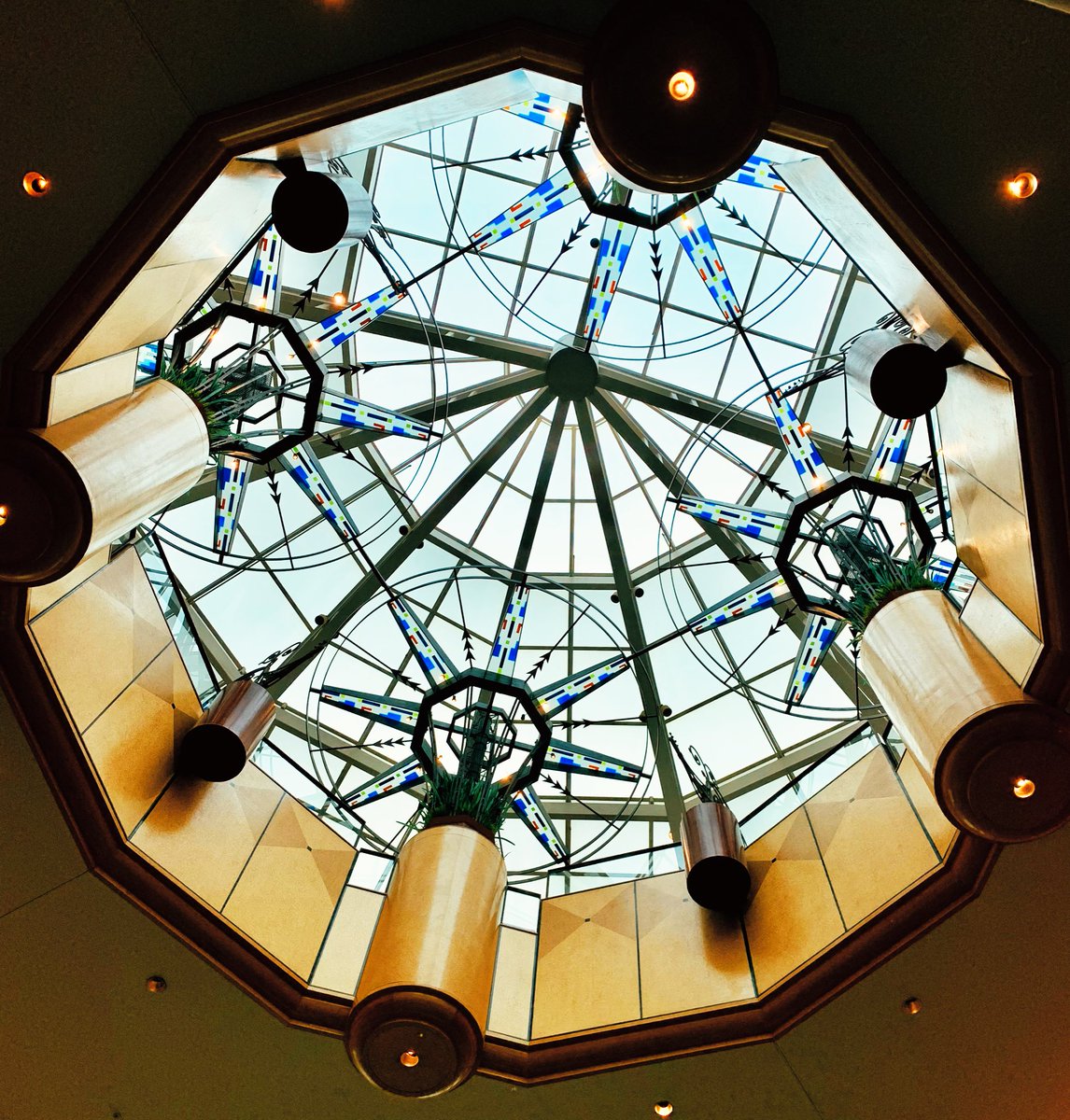 MitchandMarcy's tweet photo. @DailyPicTheme2 Some say “Shop till you drop;”Or perhaps instead, “Shop till you look to the sky, through the #domedceiling catching my eye!”
📸 #mitchandmarcyphotos

#DailyPictureTheme #OaklandCounty #TroyMI #SomersetCollection #mall https://t.co/37cTARfybP