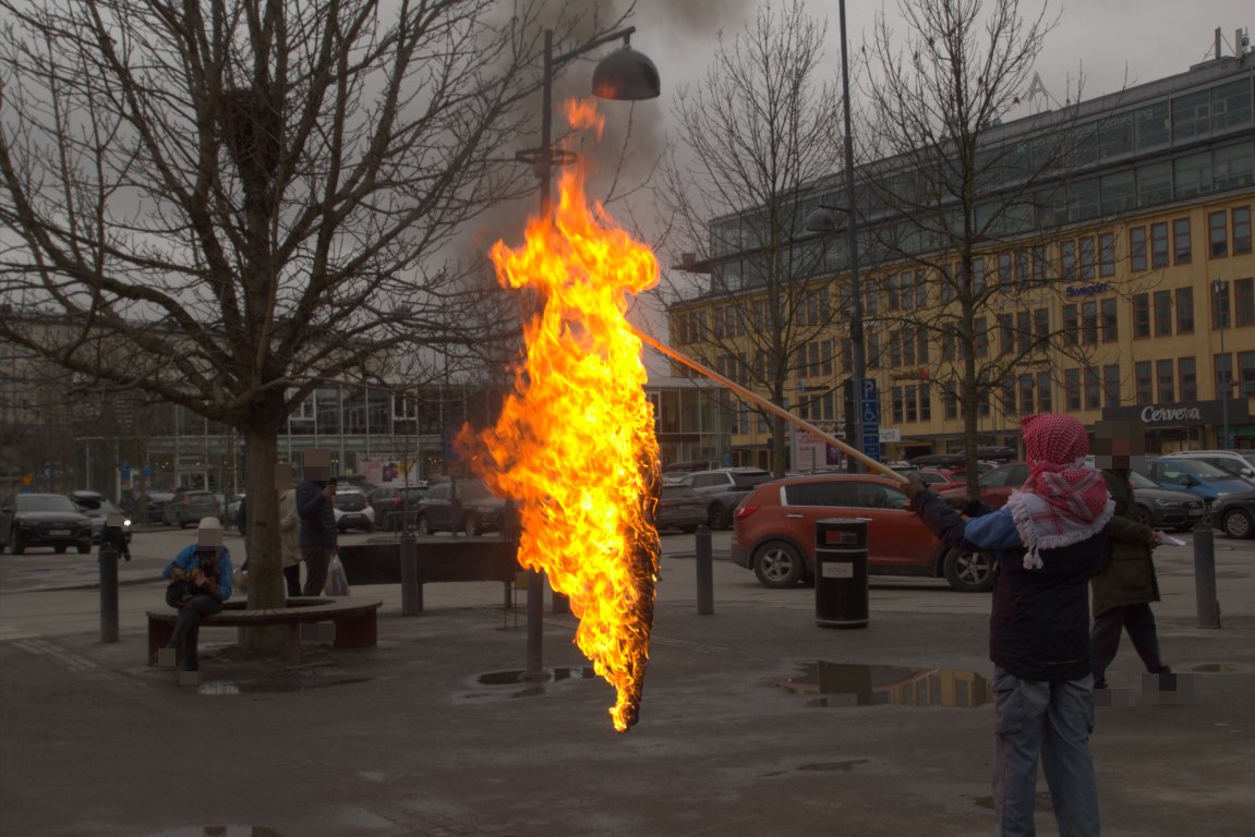 Nackakommun's tweet photo. Rapport: Flaggbränning mot Nato!

Ned med Nato!
Ned med imperialismen!

https://t.co/ednevrczil https://t.co/MVM4W7aJnL